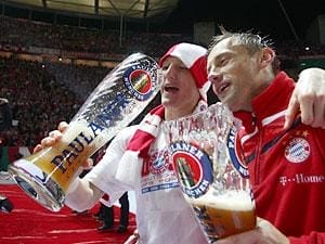 Den tyske ligaen er bra på det med øl-pokaler. Se og lær