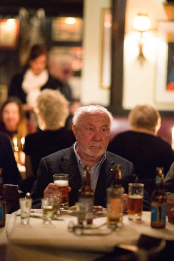 Foto: Nicolai Bauer. KOSTE SEG: Espen Skjønberg skal snart hofteopereres, men møtte likevel opp sammen med Lorrys Venner for å feire at stamstedet har fått sin egen akevitt. 